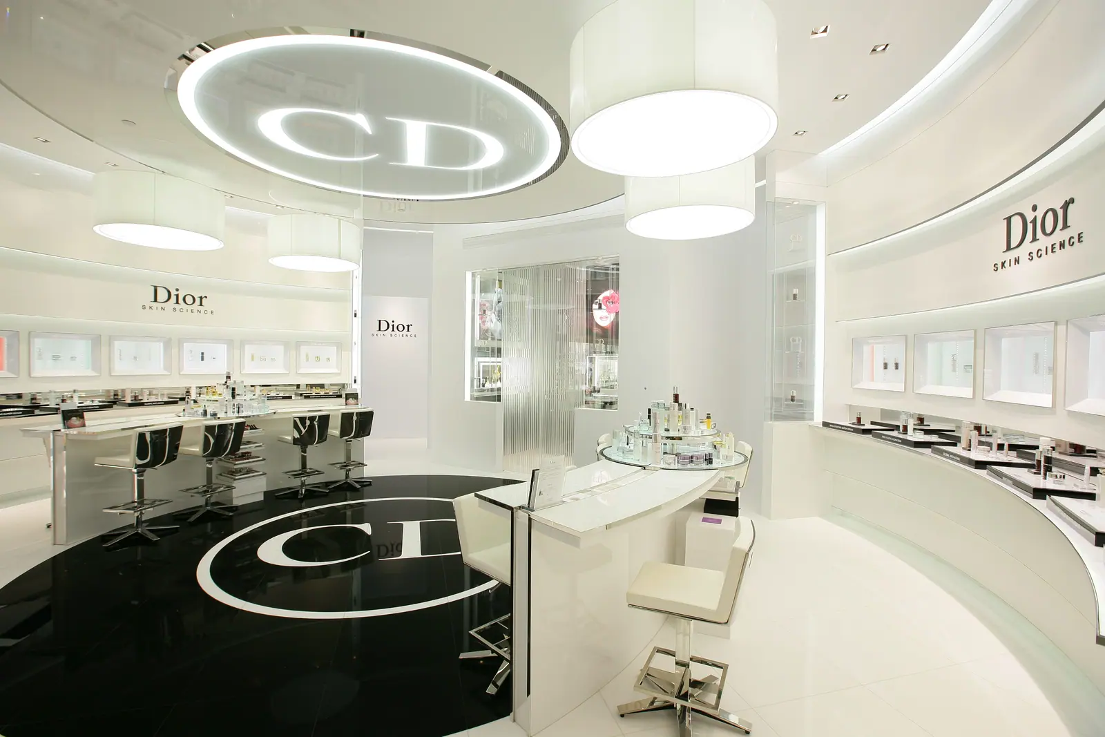 DIOR 精品空間的線條與陳設