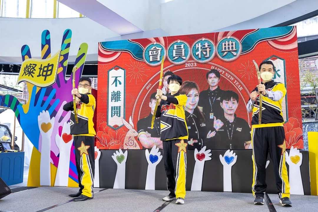 品牌活動現場人物與彩色活動背板