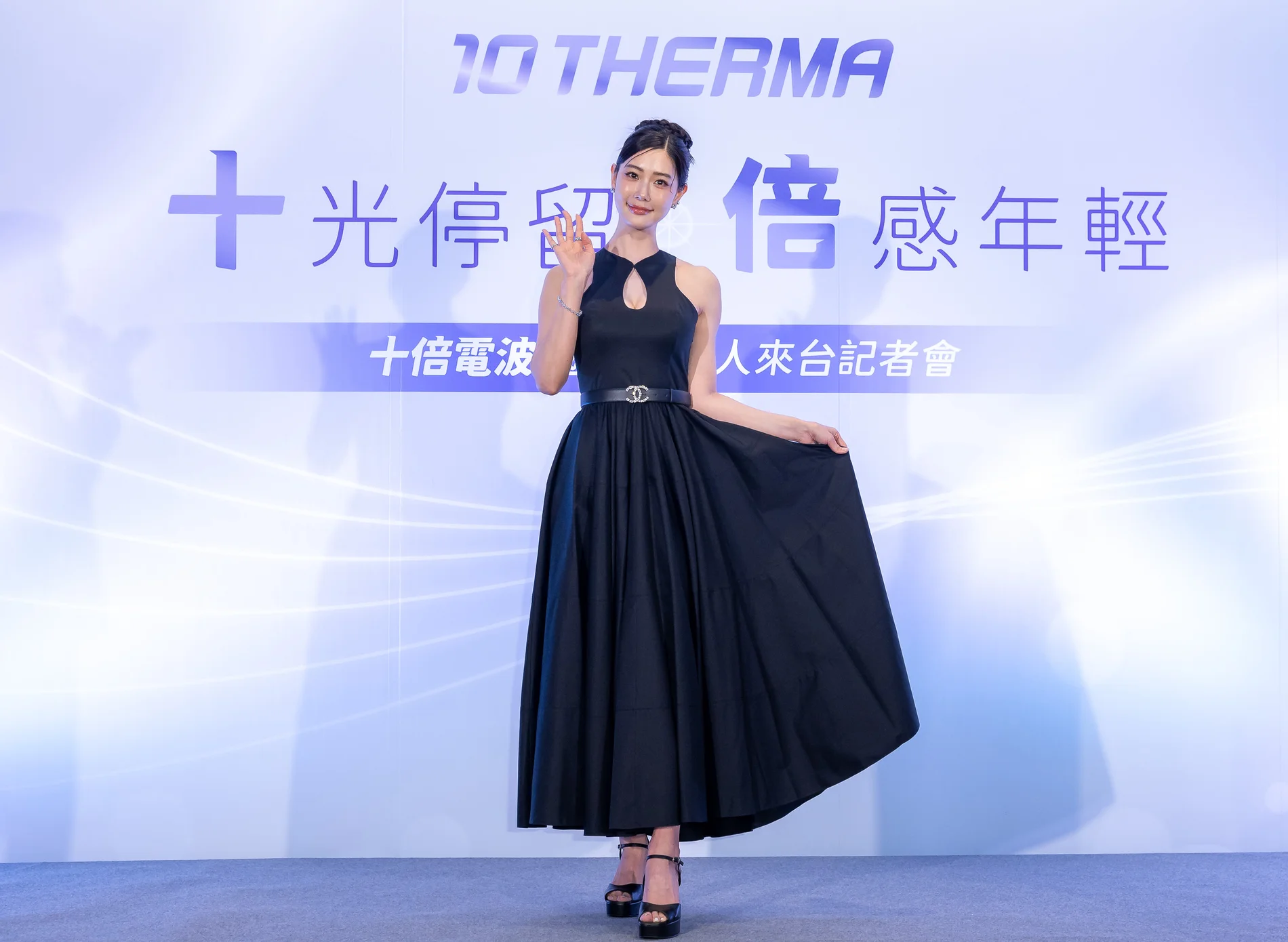 十倍電波國際代言人克拉拉Clara李成敏穿黑色禮服於品牌背板前亮相