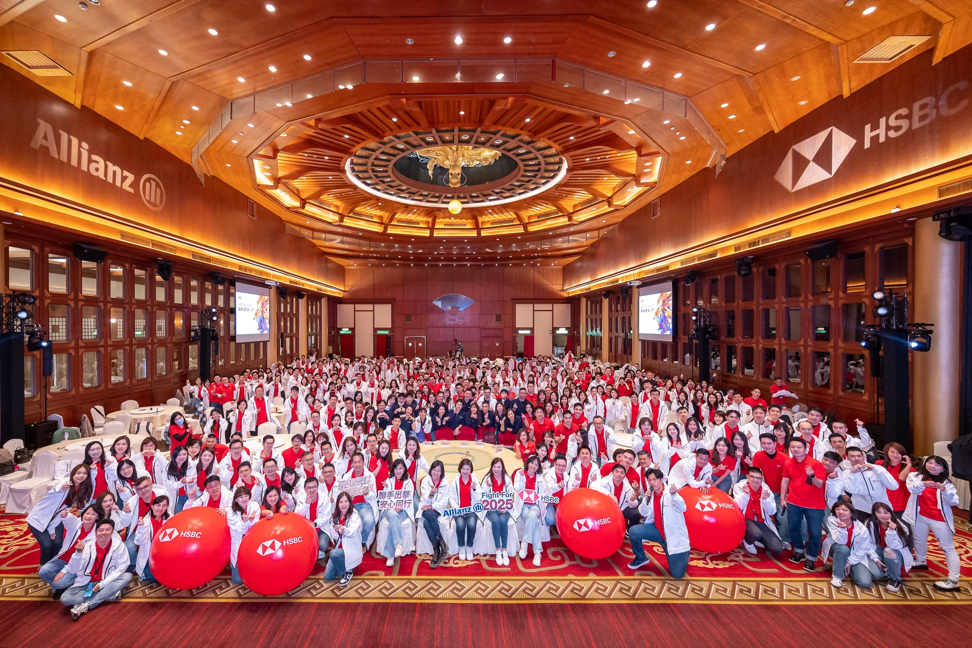 HSBC AZ Training Event全體參與者與紅色品牌氣球及主題字牌團體合影