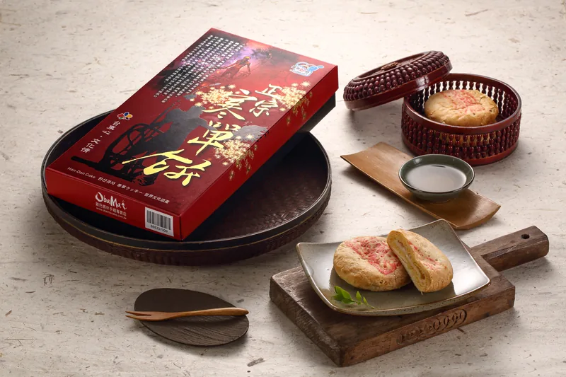 歐巴瑪食品寒單餅禮盒搭配糕餅切面、茶杯與木質托盤的整體情境