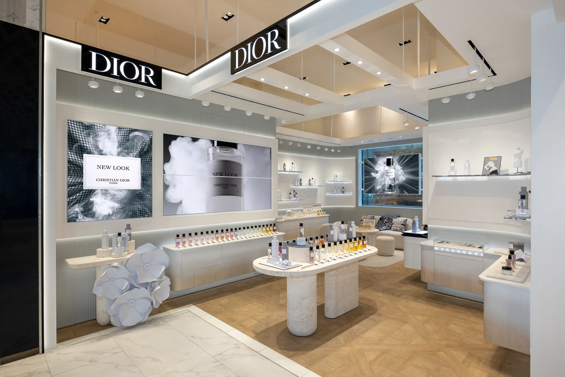 DIOR香水櫃位雙面招牌與燈光天花板及展示桌廣角空間
