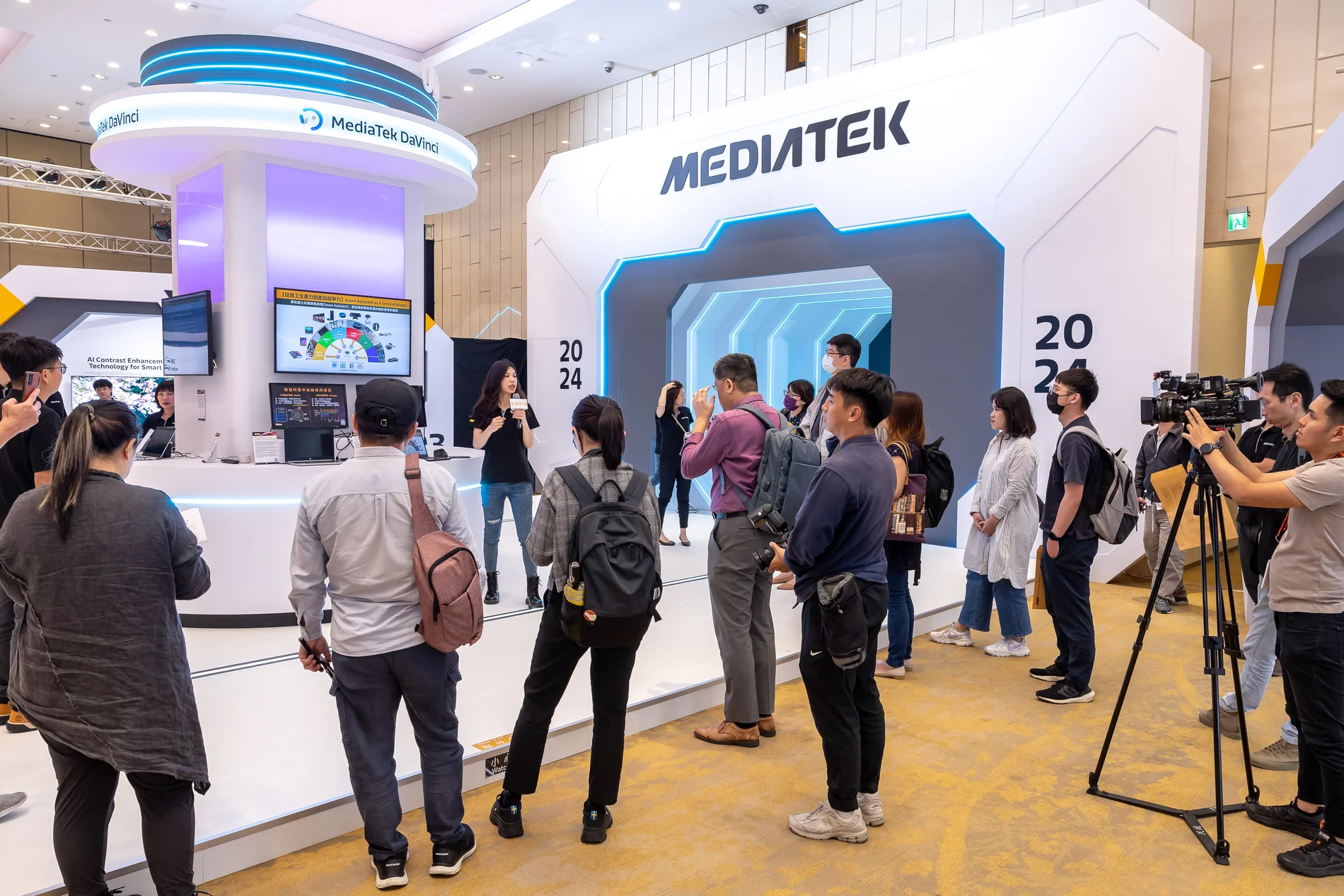 聯發科技COMPUTEX記者會展示區導覽人員與採訪媒體及品牌入口同框