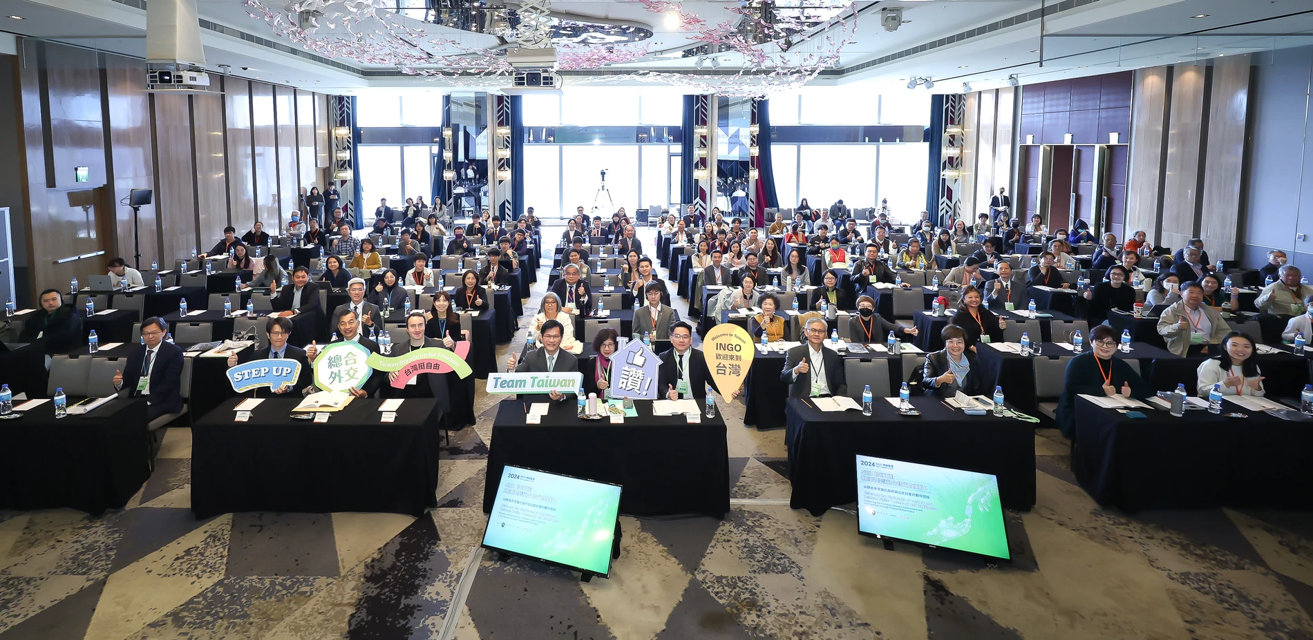2024 NGO領袖論壇全場參與者手持主題字牌於會場團體合影