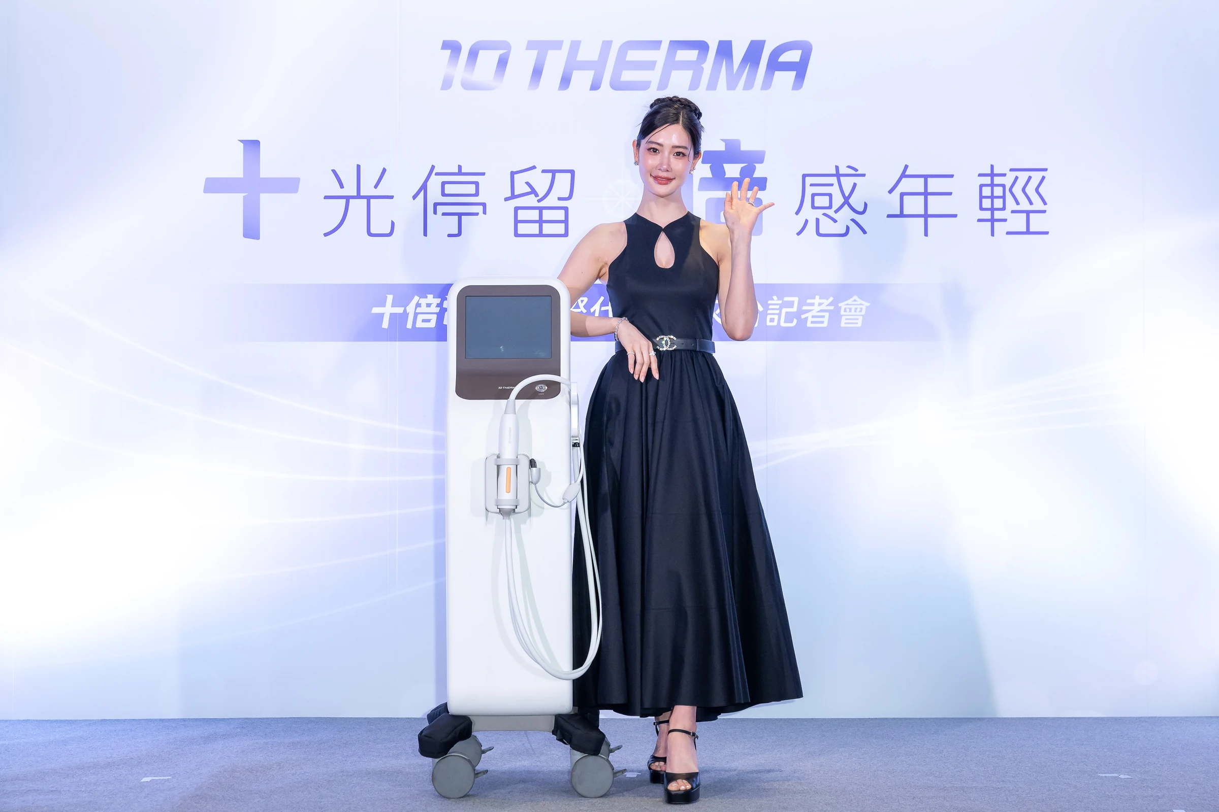 克拉拉 Clara 李成敏站在十倍電波設備旁,以手勢呈現代言人形象